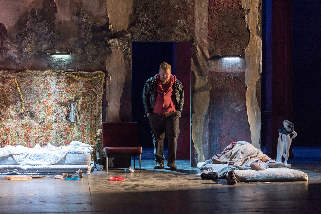 debutta in prima nazionale DON GIOVANNI di Molière con la regia di Valerio Binasco.